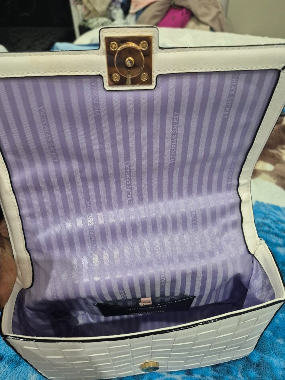 Bolso bandolera mediana de Victoria's Secret - Picture 9 of 15